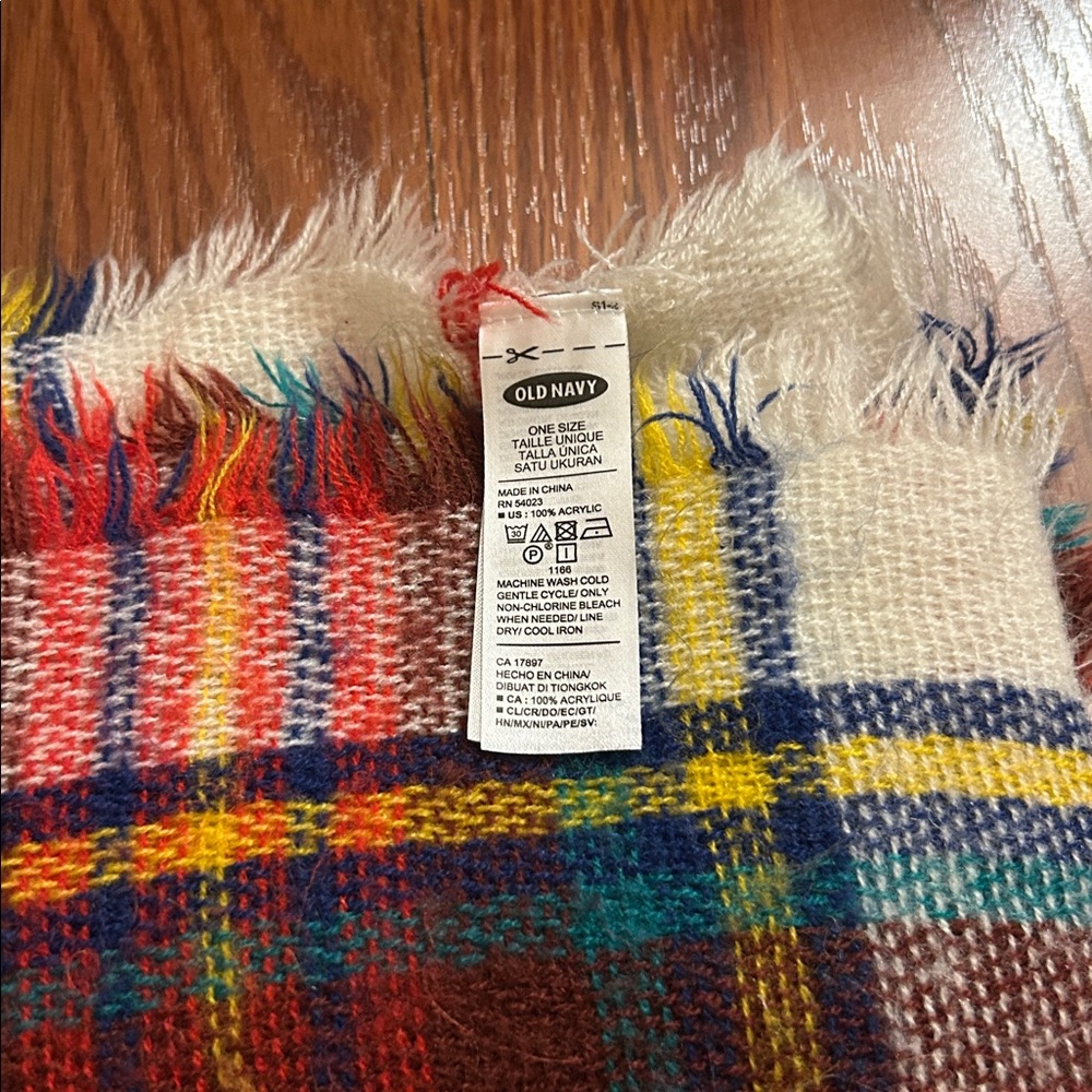 Old Navy Plaid Scarf - Picture 5 of 6